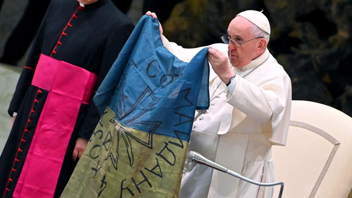 Папа цілує прапор України