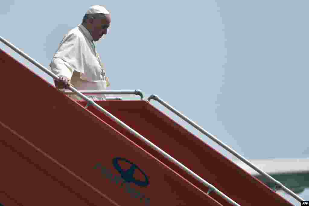 Armenia -- Pope Francis steps off a plane upon his arrival at Yerevan's Zvartnots Airport, June 24, 2016