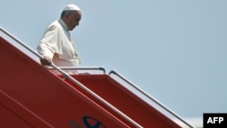 Armenia -- Pope Francis steps off a plane upon his arrival at Yerevan's Zvartnots Airport, June 24, 2016