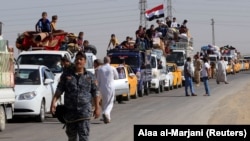 Displaced people riding in trucks and cars head back to their homes in Hawija, on the outskirts of Kirkuk, October 18, 2017