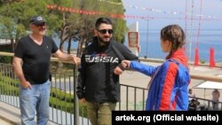 13 травня прес-служба дитячого центру «Артек» в анексованому Росією Криму повідомила, що Галустян приїхав на півострів на зйомки дитячого фільму