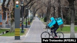 Велосипед мінген жеткізу қызметінің курьері. Алматы, 28 наурыз 2020 жыл.