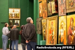 Oameni vizitează locuința lui Ianukovici din Mejihiria, după fuga acestuia.