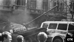 Советский танк прорывается через баррикады, устроенные жителями Праги у здания Чехословацкого радио, 1968 год