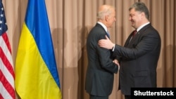 ABŞ-nyň wise-prezidenti Joe Biden (ç) we Ukrainanyň prezidenti Petro Poroşenko (s), Dawos, 20-nji ýanwar, 2016