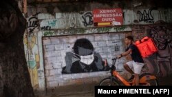 U slamovima Rio de Janeira, narko-bande pokušavaju supstituirati državu provodeći mjere fizičke distance koje je brazilski predsjednik Jair Bolsonaro odbio usvojiti (Brazil, april 2020)