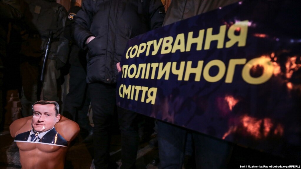 На манекени наклеїли і фото заступника Ірини Венедиктової Олександра Бабікова