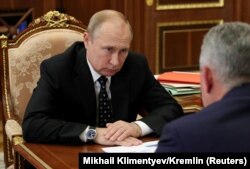 Putin cu ministrul de externe Serghei Șoigu, 4 iulie, 2019.