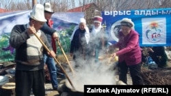Cүмөлөк бышыруу. (Фото архивден. 2017-жылдын 20-марты. Кыргызстан)