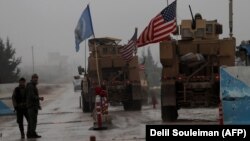 Vehicule militare americane la un punct de control în Siria, Decembrie 2018