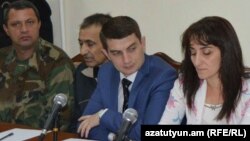 Нагорный Карабах – Дильхам Аскеров (второй слева) в суде, 27 октября 2014 г.