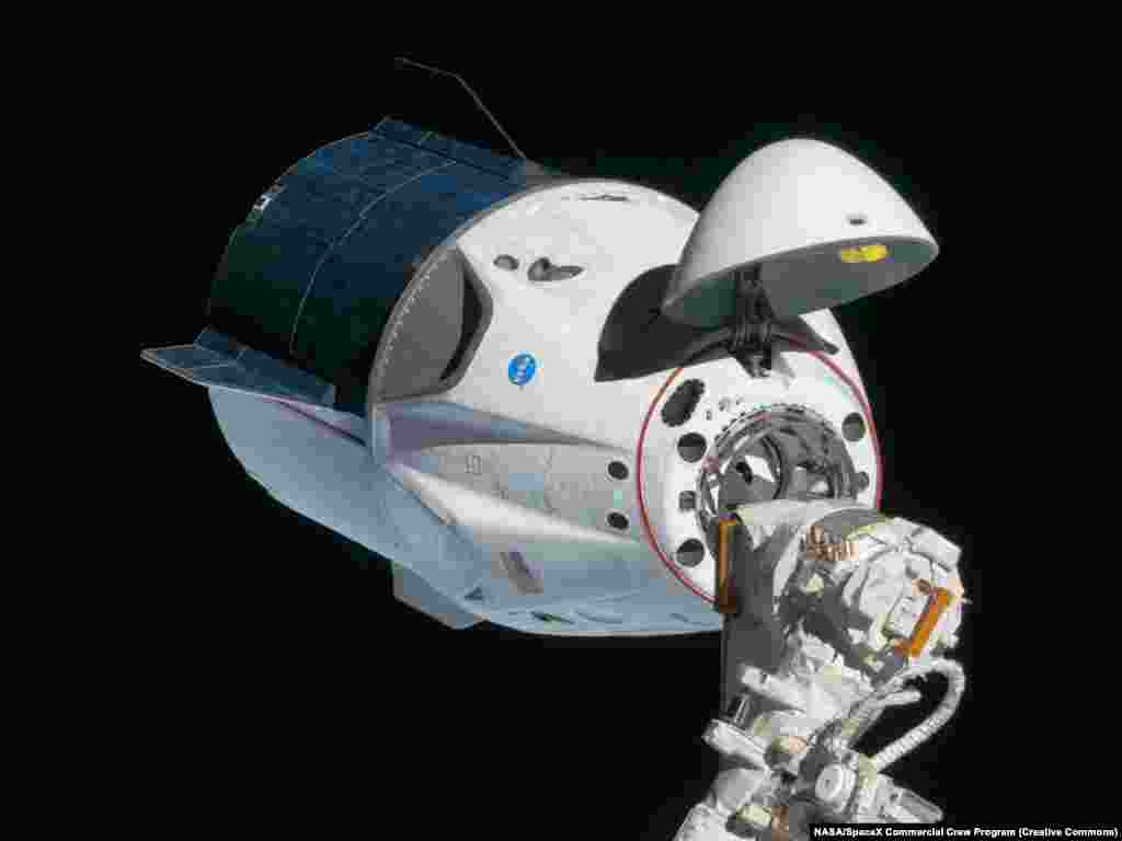 Безпілотний Dragon наближається до МКС в березні 2019 року. &nbsp; Конструкція сонячної панелі знаменує собою іншу, відмінну від старих космічних капсул, в яких використовуються тонкі сонячні батареї, які розгортаються як крила на орбіті