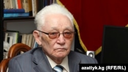 Жазуучу Төлөгөн Касымбек (1931-2011).