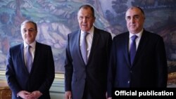 Armenia's Zohrab Mnatsakanian (left to right), Russia's Sergei Lavrov, and Azerbaijan's Elmar Mammadyarov met in Moscow on April 15.