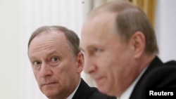 Sekretari i Këshillit të Sigurisë së Rusisë, Nikolai Patrushev, dhe presidenti rus, Vladimir Putin. Fotografi nga arkivi. 