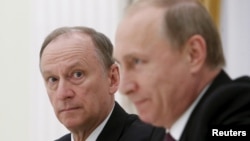 نیکولای پاتروشِف (چپ)، دبیر شورای امنیت ملی روسیه همراه با ولادیمیر پوتین