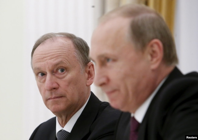 Resey prezidenti Vladimir Putin jäne Resey Qauipsizdik keñesiniñ törağası Nikolay Patruşev (sol jaqta).