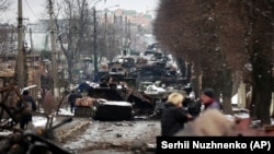 Остатки уничтоженной российской военной техники в Буче под Киевом, 1 марта 2022 года