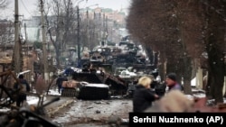 Остатки российской военной техники на дороге в Буче Киевской области, 1 марта 2022 года