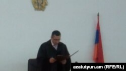 Судья Давид Бабаян оглашает приговор, Ереван, 30 июля 2012 г.