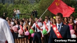 Выпускники третьей школы Симферополя с флагом СССР, 22 мая 2015 года