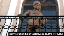 Пам’ятник Нестору Махну в місті Старобільськ Луганської області. Із цього балкону Махно виступав у 1920 році
