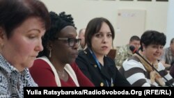 Дарлін Джексон, представниця Спеціальної моніторингової місії ОБСЄ (в центрі), Дніпро, 10 травня 2019 року