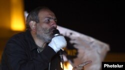 Лидер оппозиционного движения Никол Пашинян выступает на митинге на площади Республики в Ереване, 18 апреля 2018 г.