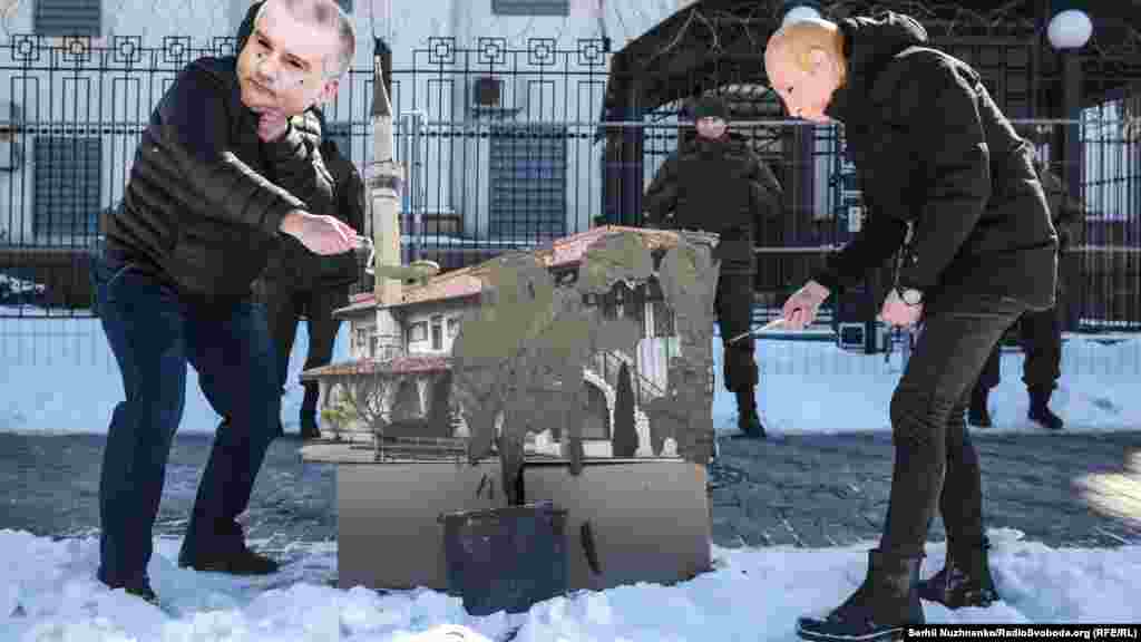 Акція-перформанс проти руйнування Ханського палацу біля будівлі російського посольства в Києві