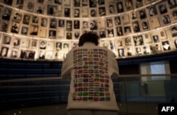 Турист в национальном мемориале Холокоста в Иерусалиме.
