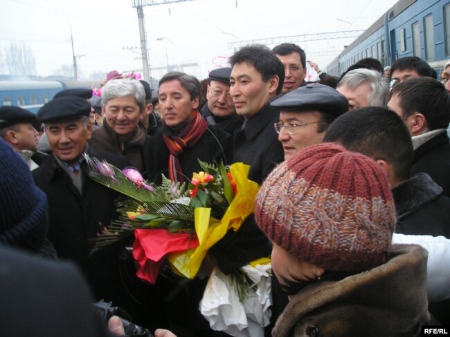 Галымжан Жакиянов на вокзале в Алматы. 15 января 2006 года