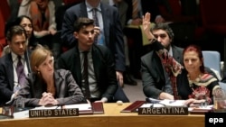 Ambasadoarea SUA, Samantha Power, și reprezentanta permamentă a Argentinei la ONU, Maria Cristina Perceval, în timpul votului din Consiliul de Securitate