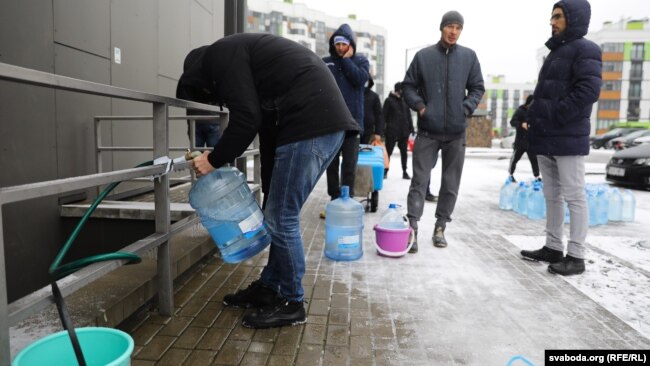 Жители минского района Новая Боровая в очереди за водой