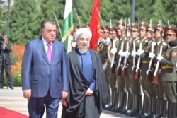 Тәжікстанның президенті Эмомали Рахмон (сол жақта) және Иран президенті Хасан Роухани.