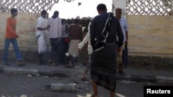 Pamje pas një eksplodimi të mëparshëm në qytetin Aden në Jemen