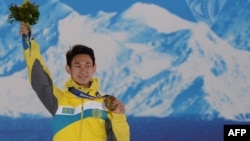 Казахстанский фигурист Денис Тен после выигранной в Сочи бронзы. 15 февраля 2014 года.