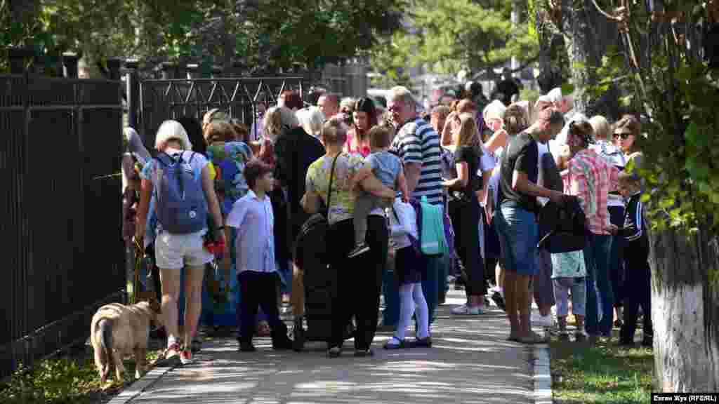 Севастопольская школа №22 &ndash; родителей не пускают на территорию, они ожидают своих детей у калитки