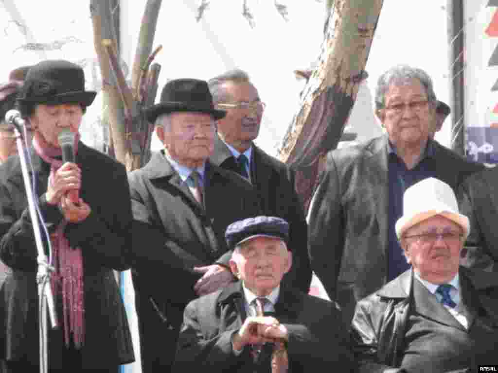 Эл баатырлары С. Эралиев менен С.Жусуев баштаган аттуу-баштуу аксакал акын жазуучулар да курултайга катышты - Kyrgyzstan -- kyrgyz writers in opposition meeting, village Arashan, 25april2009