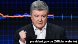Раніше президент України Петро Порошенко запросив Володимира Зеленського, а також глядачів і журналістів на дебати на НСК «Олімпійський» – 14 квітня. У відповідь Зеленський заявив, що зустріч має пройти 19 квітня