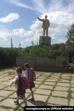 Діти з гагаузької громади йдуть до школи у селі Виноградівка поблизу Болграда