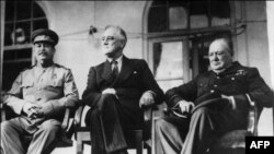 Франклін Рузвэльт, Уінстан Чэрчыль і Іосіф Сталін на канфэрэнцыі ў Тэгеране