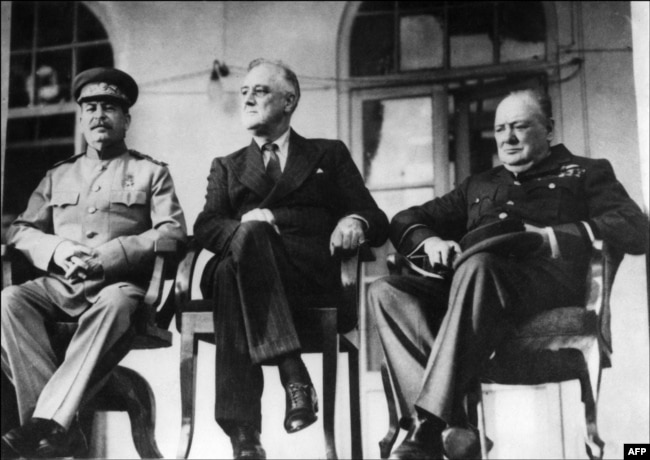 از راست: چرچیل، روزولت و استالین در کنفرانس تهران