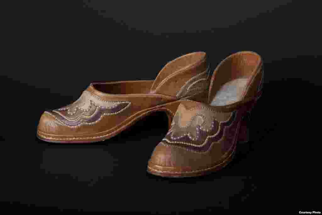 Embroidered leather women's shoes