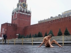 Акция Петра Павленского "Фиксация" на Красной площади, 2013