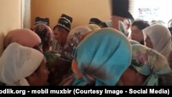 Узбекские пенсионеры стоят в очереди за пенсией, архивное фото.