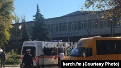 Keriç kolleci ögünde qurtarıcılar ve ekimlerniñ maşinaları 