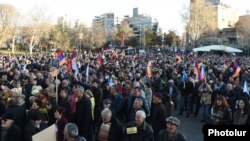 Armenia - The opposition Congress-HZhK alliance led by Levon Ter-Petrosian holds an election campaign rally in Yerevan, 29Mar2017.