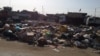 تراكم النفايات احد شوارع البصرة نتيجة اضراب عمال البلدية