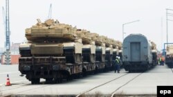 Американское вооружение в порту Брэмэргафэн, архивное фото. 16.03.2015