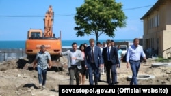 севастопольские чиновники при осмотре пляжа «Солнечный» 16 июня